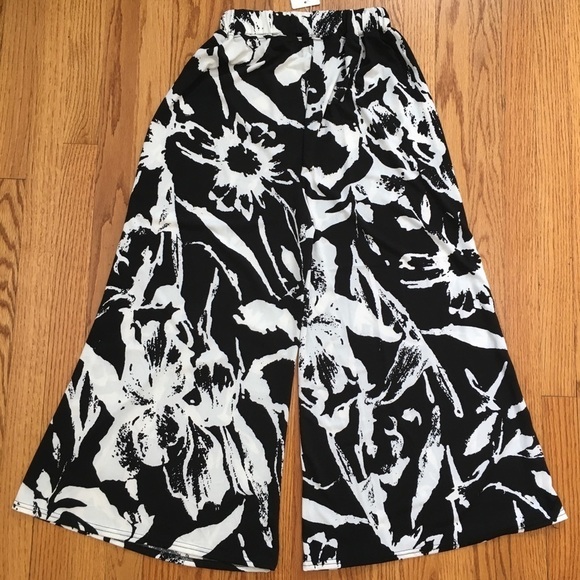 Liduaya High Rise Black White Flower Pull On Wide Flare Leg Cropped Slouchy Pant - Picture 9 of 16